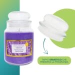 Candela lavanda con tappo ermetico che preserva la fragranza