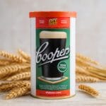 Lattina malto Coopers Irish Stout ambientata con spighe e grano dorato