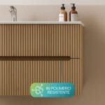 5-arredo-bagno-materiale-struttura Mobile bagno in polimero resistente con finitura legno a doghe verticali