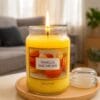 Candela vaniglia macarons accesa in salotto, atmosfera rilassante