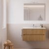 Mobile bagno sospeso in legno chiaro con lavabo e specchio LED ambientato