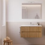 6-arredo-bagno-coreografica Mobile bagno sospeso in legno chiaro con lavabo e specchio LED ambientato