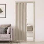 Porta a soffietto in PVC rovere chiaro installata in soggiorno moderno