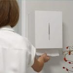 Utilizzo asciugamani piegati a V con dispenser a muro in bagno moderno
