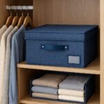 Contenitore in tessuto oxford blu per armadio con coperchio aperto