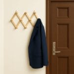 Appendiabiti in legno chiaro con giacca e cappello ingresso casa