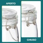 Dettaglio barattolo in vetro aperto con chiusura a leva in metallo e guarnizione ermetica