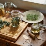 Barattoli in vetro con chiusura ermetica utilizzati per conservare erbe aromatiche e spezie