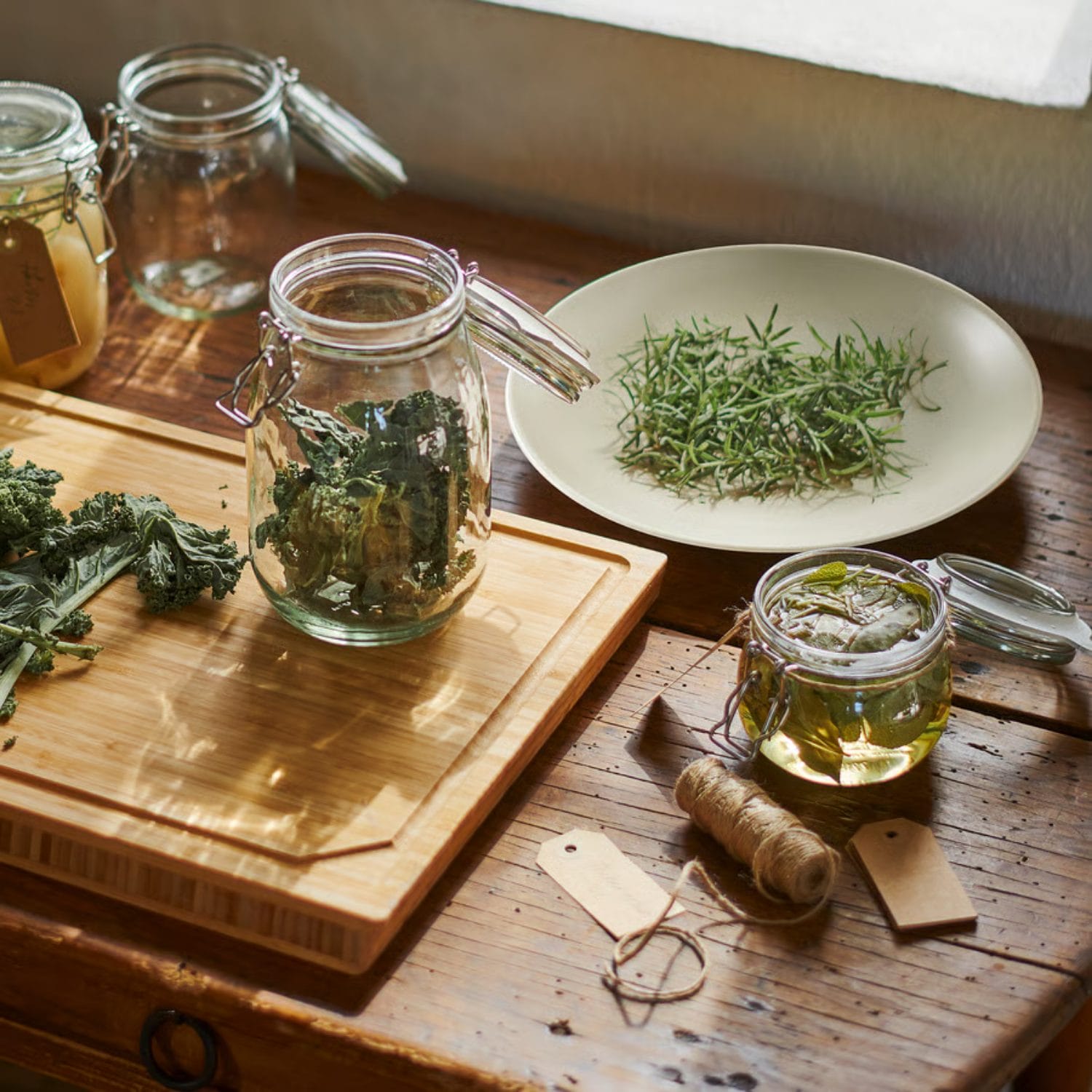 Barattoli in vetro con chiusura ermetica utilizzati per conservare erbe aromatiche e spezie