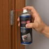 Silicone spray Ambro-Sol applicazione su cerniera porta in legno