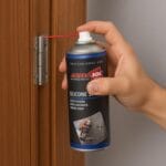 Silicone spray Ambro-Sol applicazione su cerniera porta in legno