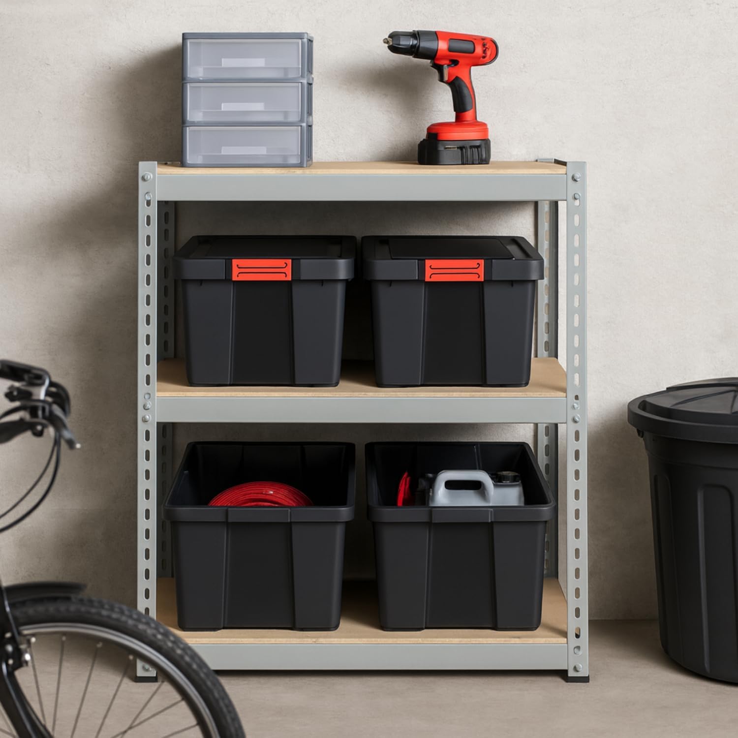 Box porta attrezzi neri con chiusura arancione riposti su scaffale da garage