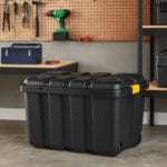 Box porta attrezzi 150 litri in plastica resistente con coperchio chiuso e ruote