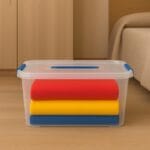 Contenitore plastica trasparente 13 litri con coperchio blu per vestiti