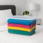 Set contenitori plastica trasparente 43 litri per abiti colorati impilabili