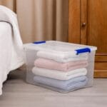Contenitore 43 litri plastica trasparente con coperchio blu per indumenti sottoletto