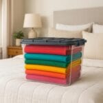Contenitore 59 litri in plastica trasparente con coperchio nero per biancheria