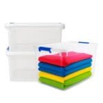Contenitore trasparente con maniglie blu e coperchio bianco capiente da 65 litri