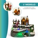 Villaggio di Natale luminoso con Babbo Natale, casetta e decorazioni innevate