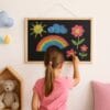 Lavagna nera con cornice in legno per bambini completa di gessetti colorati