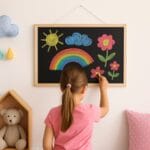 Lavagna nera con cornice in legno per bambini completa di gessetti colorati
