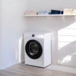 Lavatrice slim bianca 6kg in ambiente lavanderia moderna