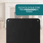 Pedana camino nera con due fori per fissaggio a terra davanti a camino acceso