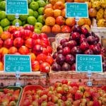 ambientata-kit-segnaprezzi-ortofrutta Cartellino ortofrutta con prezzo esposto su banco di mele e frutta fresca