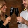Brindisi con flute champagne neri in plastica riutilizzabile elegante