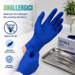 Guanti in nitrile blu monouso senza lattice indossati in ambiente sanitario, delicati sulla pelle e anallergici