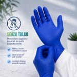 Guanti in nitrile blu senza talco indossati da un operatore, ideali per pelli sensibili e uso professionale