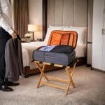 Supporto stabile in legno per bagagli e trolley da hotel