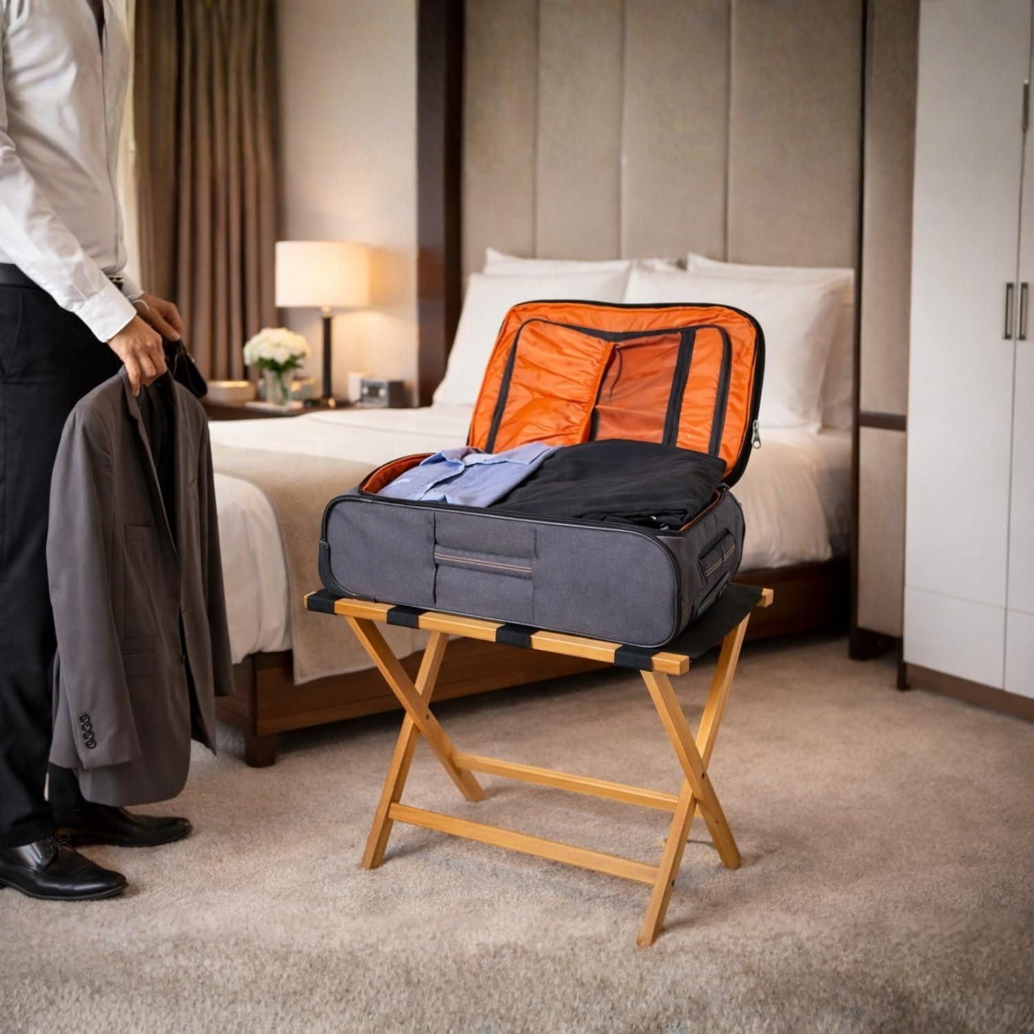 Supporto stabile in legno per bagagli e trolley da hotel