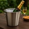 Secchiello portaghiaccio acciaio con champagne e ghiaccio per feste all’aperto