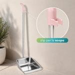Paletta raccogli rifiuti in metallo zincato con manico lungo, impugnatura rosa e clip laterale per fissare la scopa