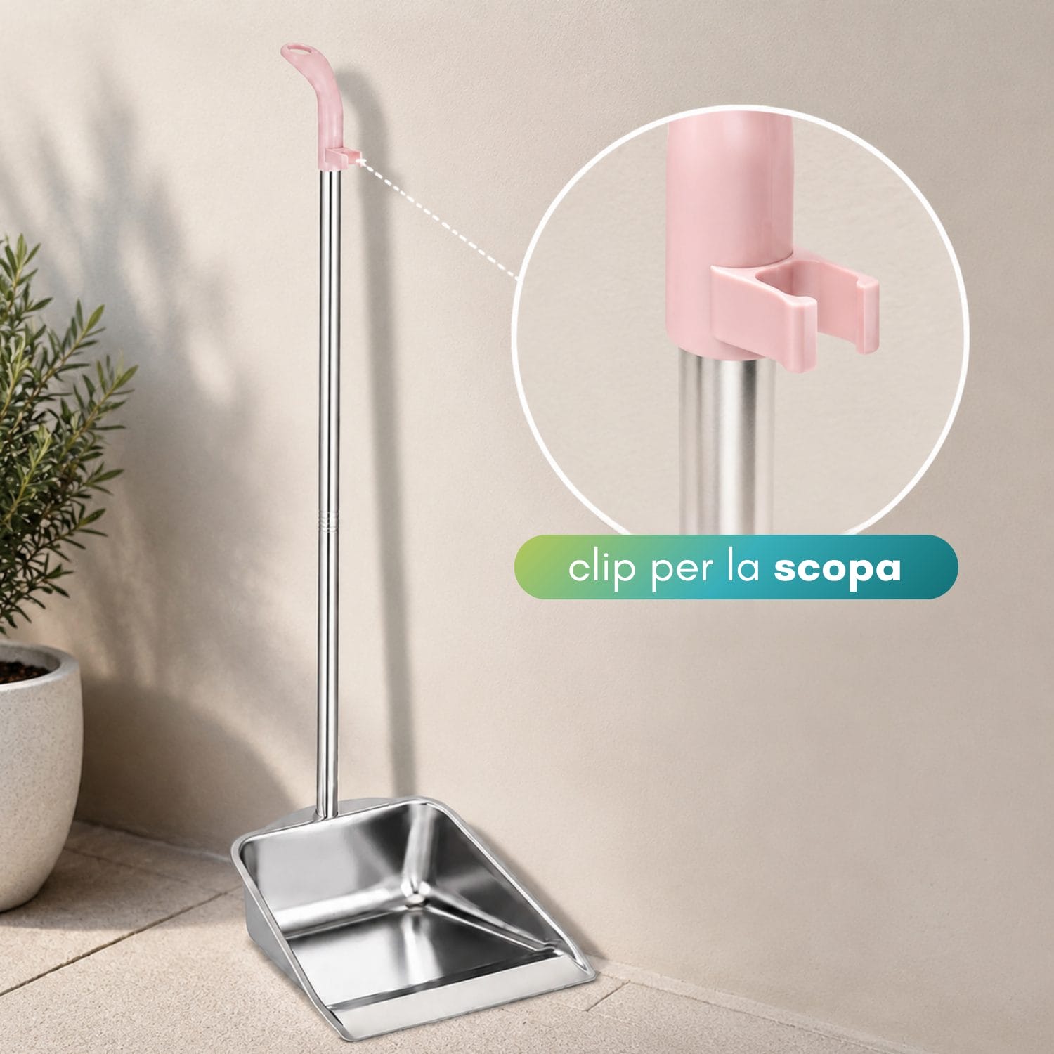 Paletta raccogli rifiuti in metallo zincato con manico lungo, impugnatura rosa e clip laterale per fissare la scopa