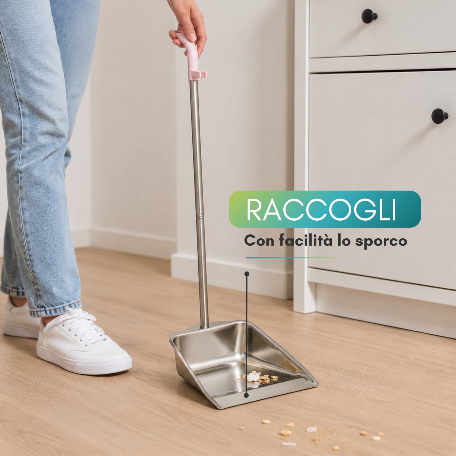 Paletta raccogli rifiuti in metallo con manico lungo usata per raccogliere briciole dal pavimento di casa