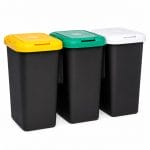 Pattumiera tripla 75 litri per separare i rifiuti Tre secchi per spazzatura neri affiancati con coperchi bianco, verde e giallo su sfondo bianco