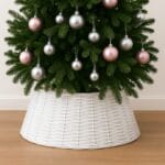 principale-gonna-copribase Gonna copri base albero di Natale in vimini bianco sotto albero decorato con palline rosa e argento
