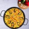 padella paella smaltata nera da 38 cm con manici e paella valenciana con frutti di mare e verdure