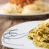 Piatto quadrato in porcellana bianca decorata con pasta servita a tavola