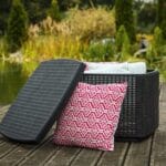 ambient-divanetti Tavolino contenitore in rattan antracite con cuscini all’interno, funzione pouf e vano portaoggetti