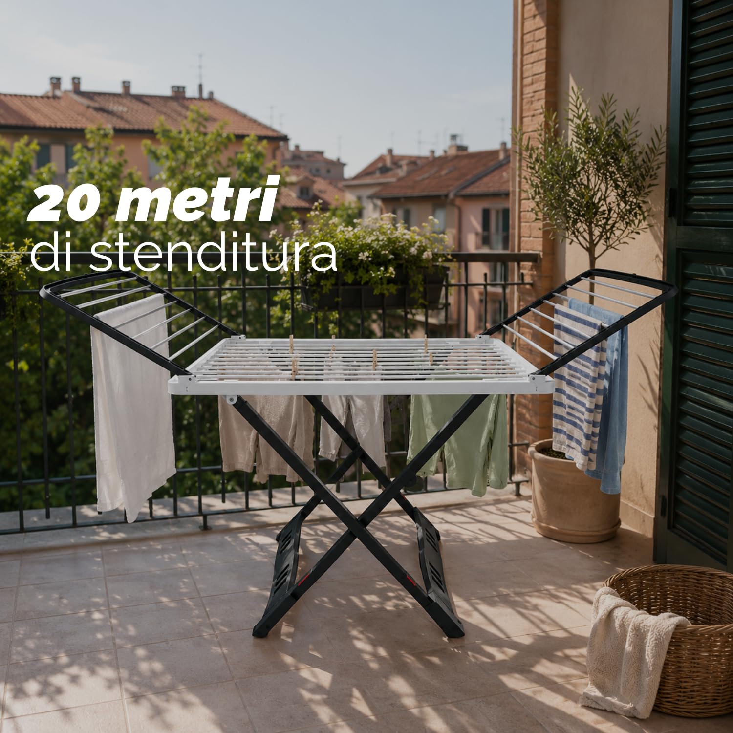 Stendibiancheria da balcone con 20 metri di stenditura Stendibiancheria da balcone con biancheria stesa e ali laterali aperte, ideale per asciugare fino a 20 metri di bucato