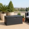 Baule da giardino antracite effetto legno da 340 litri su terrazzo, ideale per esterni e arredo outdoo