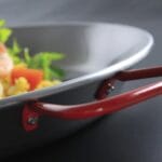dettaglio manici rossi verniciati padella paella valenciana in ferro diametro 46 cm per 12 porzioni