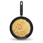 padella antiaderente nera con crepes con manico lungo