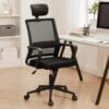 Sedia ergonomica nera da ufficio con schienale in rete davanti a scrivania