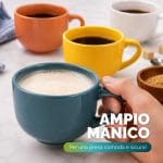 Tazza cappuccino con manico ampio e presa sicura Tazza da latte blu in porcellana piena di latte, impugnata dal manico ampio con altre tazze sullo sfondo