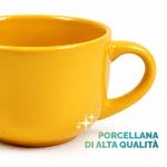 Tazza in porcellana gialla di alta qualità Primo piano di tazza da latte gialla in porcellana lucida con manico largo su sfondo bianco