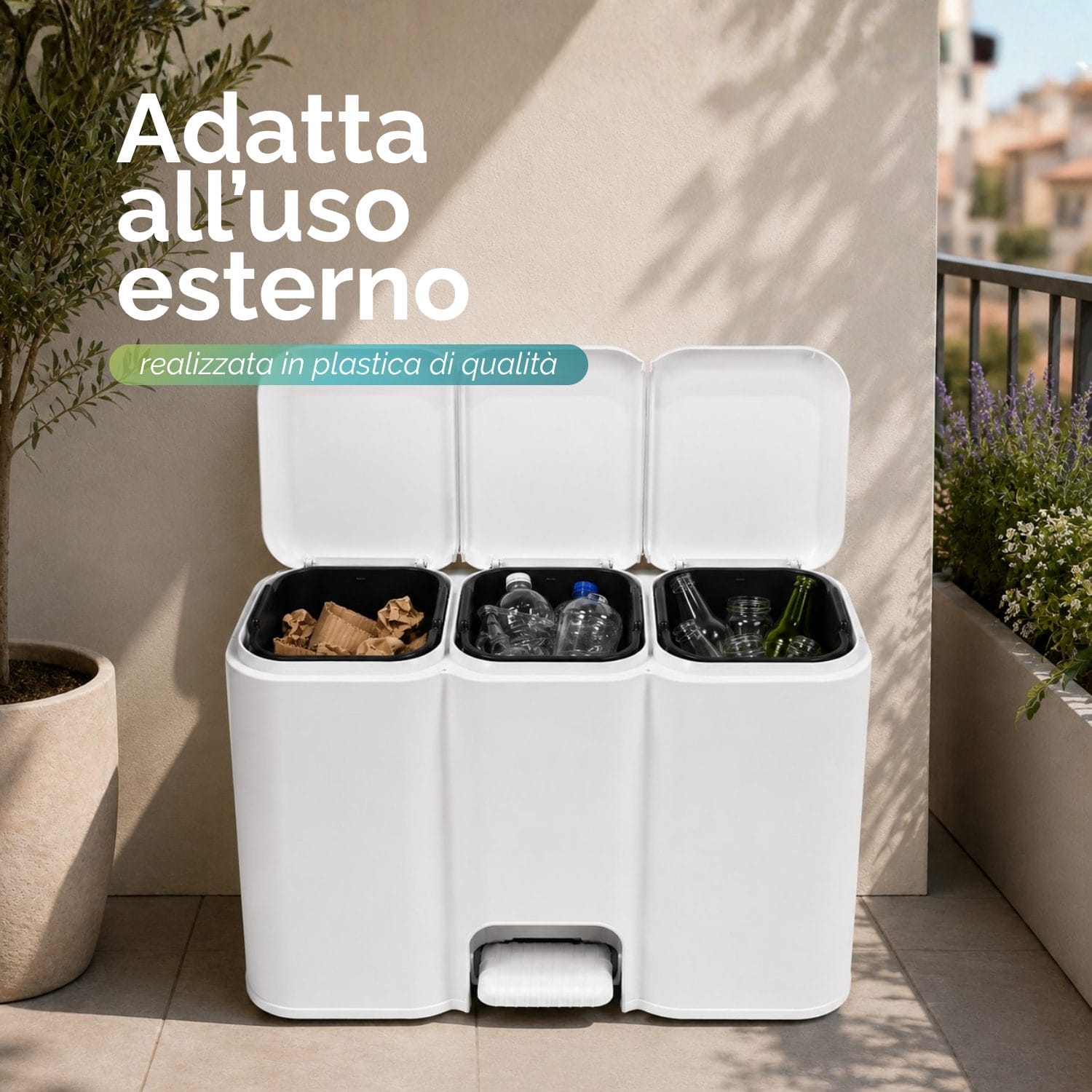 Pattumiera da esterno 3 scomparti in plastica Pattumiera bianca a 3 scomparti aperta su terrazzo, realizzata in plastica e adatta all’uso esterno